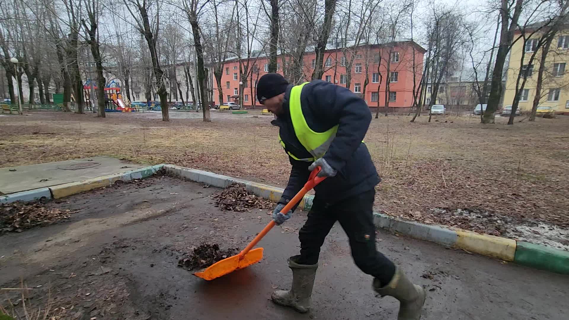 Уборка территорий в Переславле-Залесском в октябре